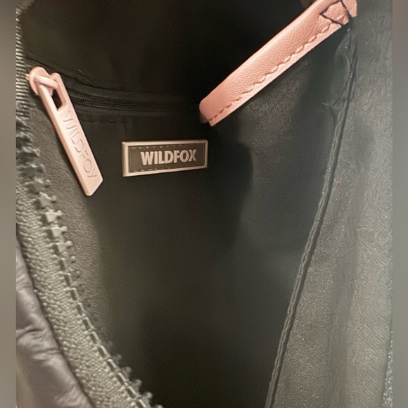 WILDFOX Black Cloud Quilted Sling Pack Bag - Picture 5 of 6